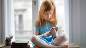 Criança no celular: Como diminuir o tempo de tela